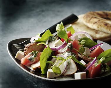 Salat med frisk spinat, tandoori-krydret kylling, rødløg og mozzarella